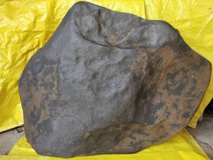 S129      石陨石     重量168公斤     有证书       价格面议    有意者联系：曹罗富，15989013636