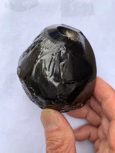 S032 种类:玻璃陨石 颜色：黑色 质量：446克 磁性：微 导电：无 价格：15000/克 有无证书：有 联系方式：13730317287微信同号