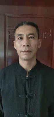 李兵记，男，一九七一年生人，山西省临汾市洪洞县人，一九九八年喜欢古玩收藏至今，擅长高古玉，古陶研究鉴定。