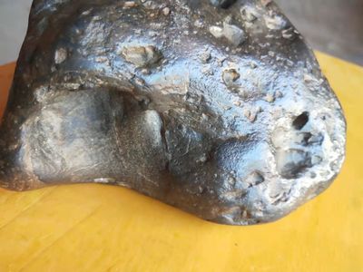 S013 &nbsp;&nbsp;种类定向碳质球粒陨石，重量1350克，价格面议 &nbsp;&nbsp;销售方式电话联系，电话号码18393462660