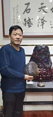 杨守民，男，1967年2月26日生人，安徽阜南县人，收藏研究陨石多年，现任青海陨石健康科普协会副会长，青海西宁市新千国际陨石奇石城《石雅轩》陨石收藏馆经理