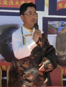 俄昂三智，44岁，藏族，出身于青海省玛沁县，我一直收藏各种陨石和奇石20年了，虽然不是专家，但陨石和奇石方面我积累了不少经验。
