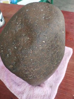 S002 &nbsp;&nbsp;&nbsp;石陨石，有吸磁性，重量14000克，规格26*17*16，有意者联系，联系人，曹罗富，电话:15989013636