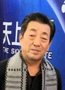 杨利江，男，汉族，中专毕业，出生年月1954年12月21日，在甘肃省收藏协会陨石文化专业委员会任会长，爱好陨石收藏。