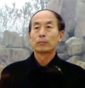 申明俊，65岁，山西洪洞人，中学化学教师。