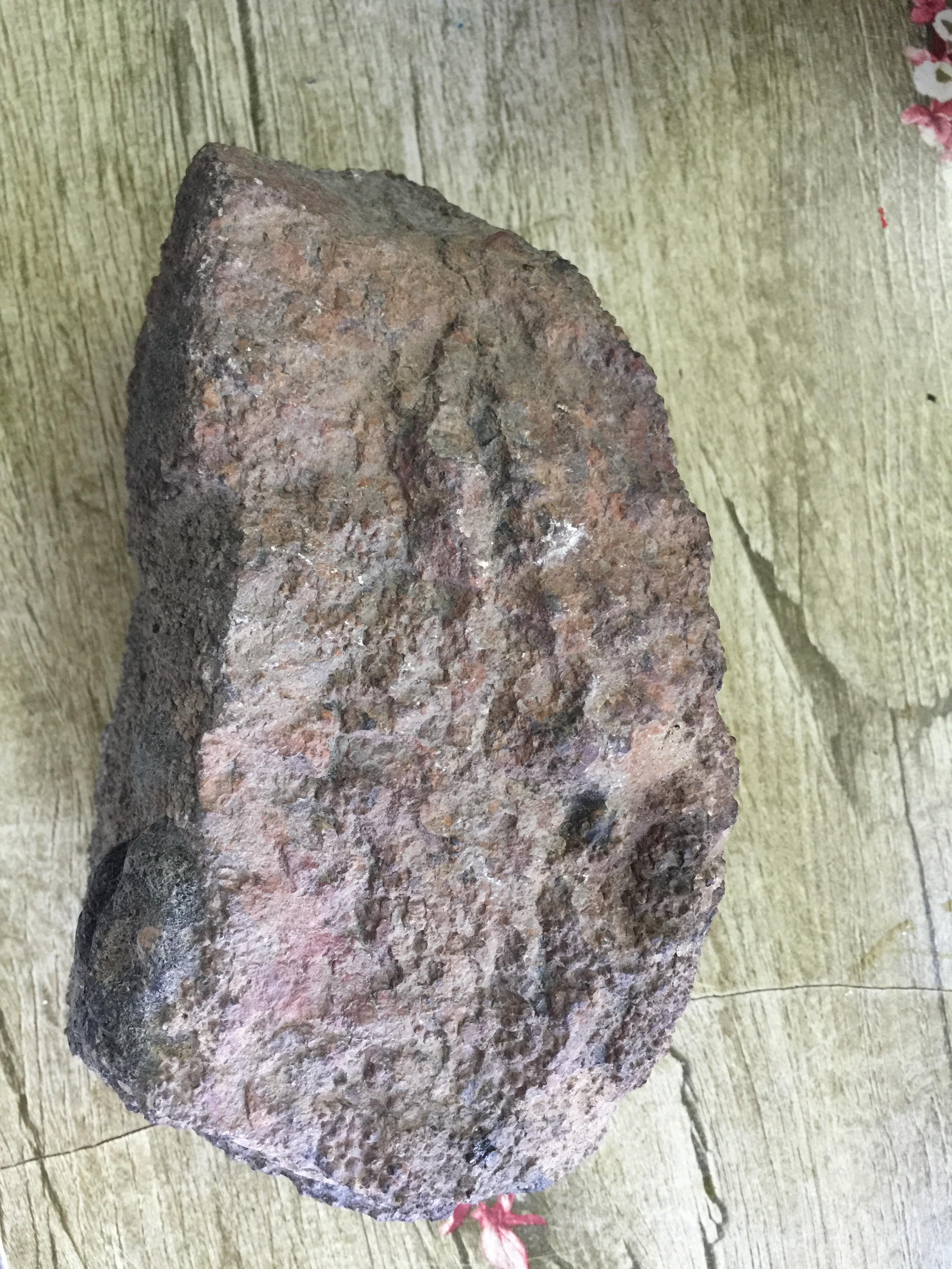 S040 球粒石陨石，质量3.75kg,吸磁性微，可导电，有证书，议价，电话13901194219