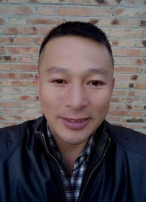 蒋士伟，河南省永城市人，47岁。退伍军人。后期从事平面设计师工作，2012年开始从事陨石奇石收藏研究行业至今。