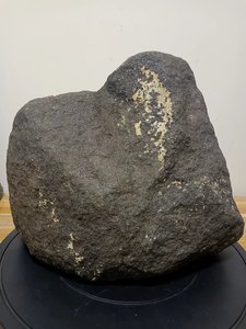 S033    晶体石陨石，重28.1公斤，中吸磁，有导电，有证书，元素报告，有意者请联系，牛文祥，电话，13848007926