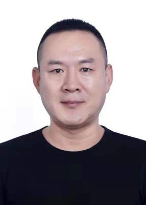 钟亮，1974年10月2日 籍贯: 陕西省，西咸新区，泾河新城，永乐镇。 2016年开始接触陨石并个人进行健康体验尝试。同年七月正式专业从事陨石搜集，收购交流活动至今！ 目前在西安大唐西市古玩城从事陨