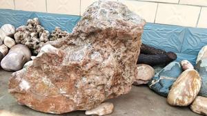 S132     石陨石    重量65公斤，长80公分，高50公分，宽22公分，风水大摆件，议价，电话15930074390