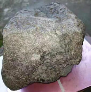S130       橄榄石陨石     重量9.5公斤     有证书      价格面议      有意者联系  龙永福：电话：  18349269863